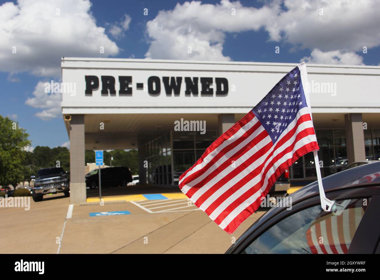 Gebrauchtwagenhändler mit American Flag Stockfoto