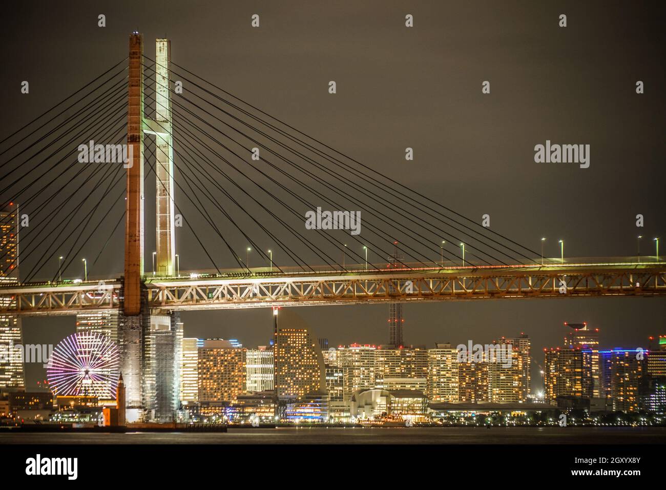 Yokohama Bay Bridge und Yokohama Minato Mirai mit Blick auf die Nacht. Drehort: Yokohama-Stadt kanagawa Präfektur Stockfoto