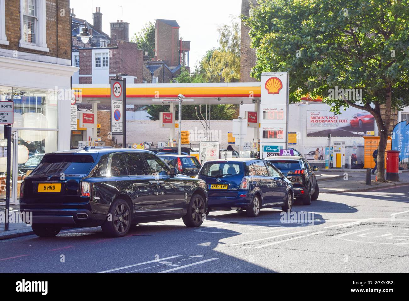 London, Großbritannien. Oktober 2021. Die Autos stehen an einer wiedereröffneten Shell-Station in Islington an, während die Kraftstoffkrise anhält. An vielen Tankstellen ist aufgrund des Mangels an Lkw-Fahrern im Zusammenhang mit dem Brexit und des panischen Kaufs Benzin ausgelaufen. Kredit: Vuk Valcic / Alamy Live Nachrichten Stockfoto