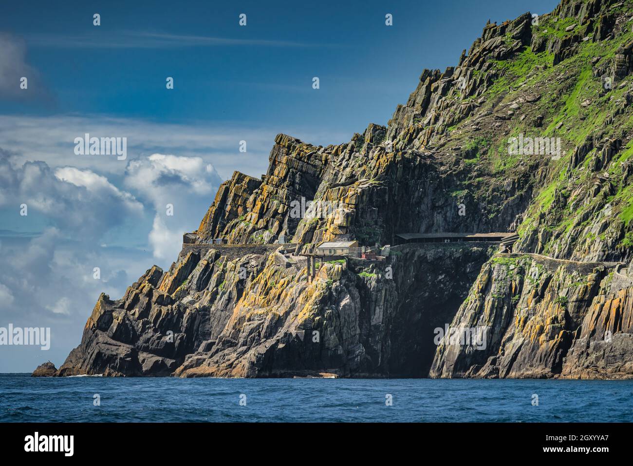 Hubschrauberlandeplatz und Schutzhütten am Rand der Klippe der Insel Skellig Michael, wo Star Wars gedreht wurde, UNESCO-Weltkulturerbe, Ring of Kerry, Irland Stockfoto