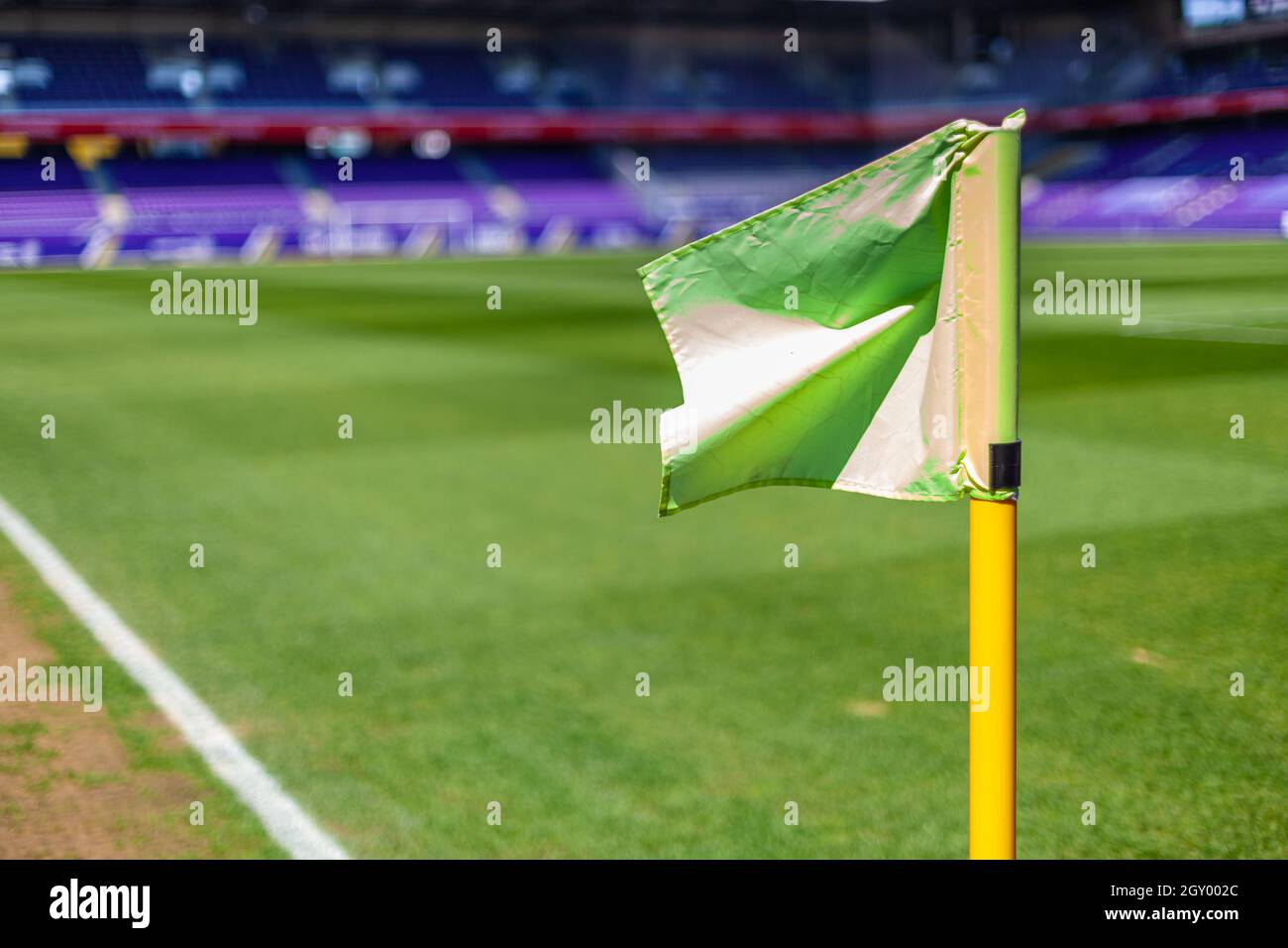 Eckflagge auf dem Fußballfeld. Stockfoto