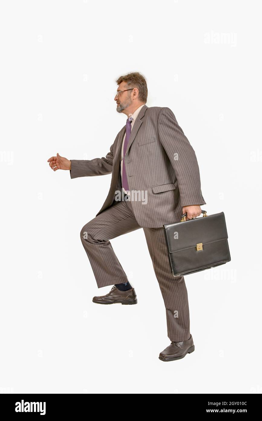 Geschäftsmann zu Fuß Treppe auf weiß isoliert, Portrait of Happy Company Leader CEO Boss Executive Startup neues Projektkonzept. Mann Steht Stockfoto