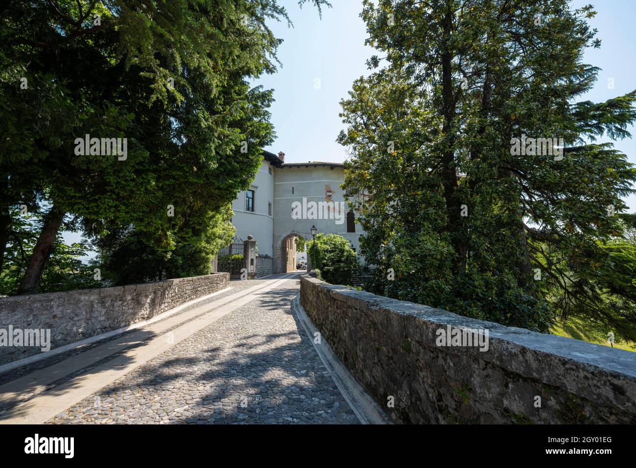 Spilimbergo, Italien. 3 2021. Juni. Alte Passage auf der Eingangsbrücke zum Schloss der Stadt Stockfoto