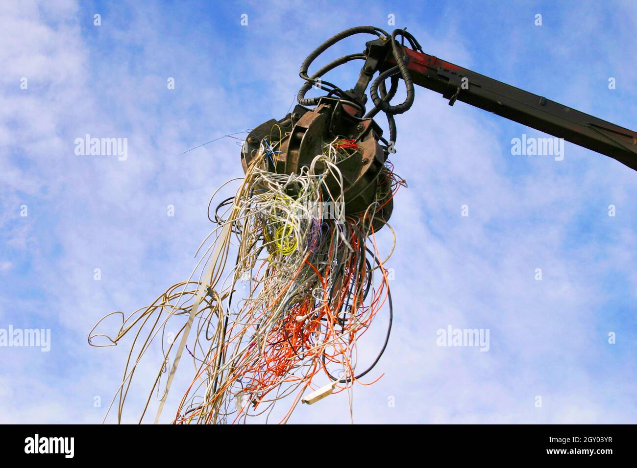 Schaufel mit E-Abfall, alte Kabel auf einer Mülldeponie Sanitär, Österreich Stockfoto