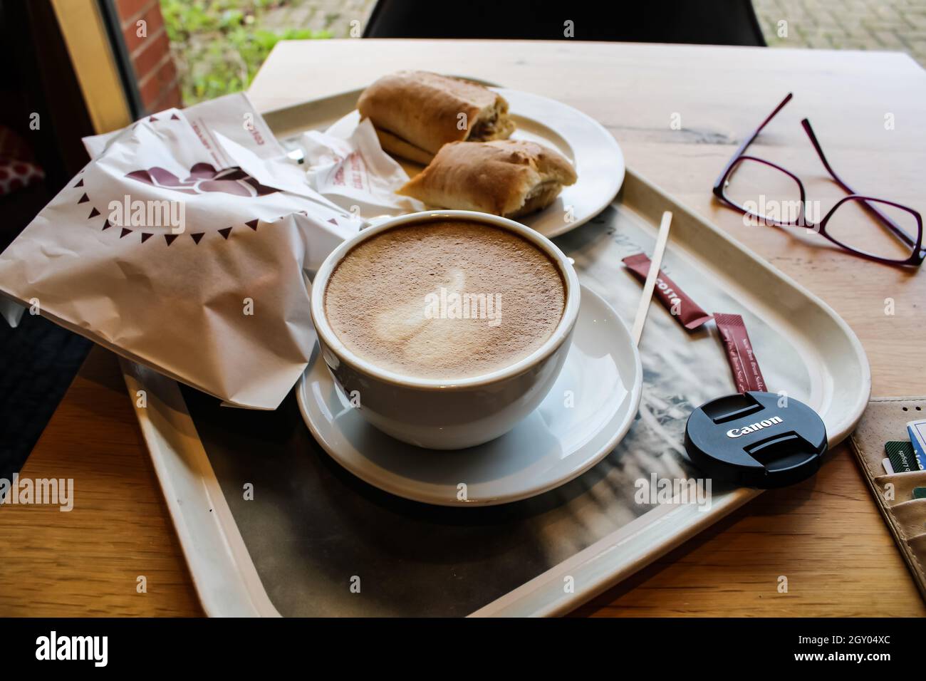 Auszeit und der beste Moment für das Wohlbefinden bei einer Tasse Kaffee im Kaffeehaus Stockfoto