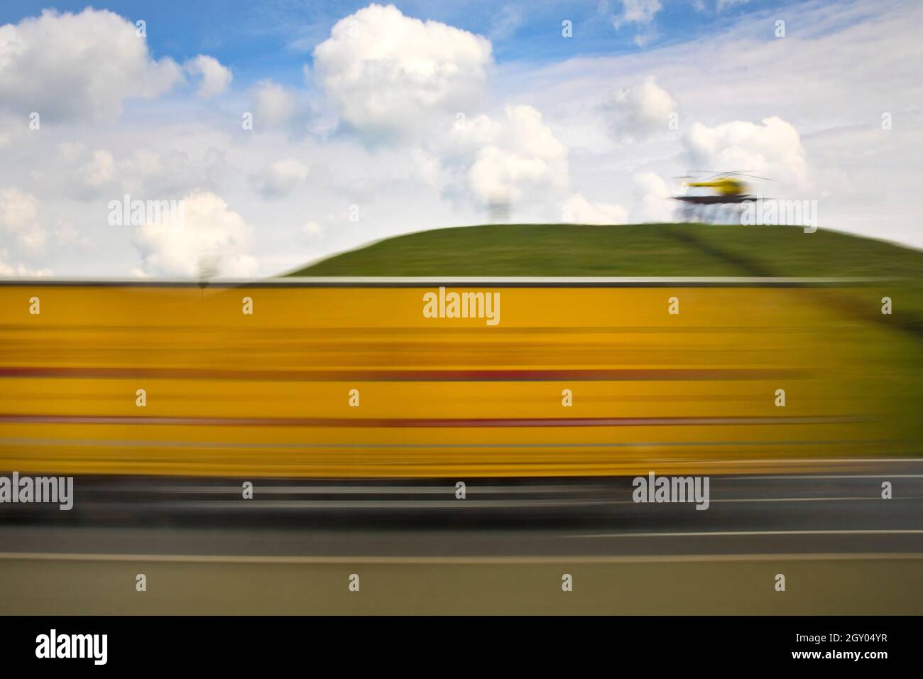Langzeitbelichtung eines fahrenden Busses auf der Autobahn A 2, Deutschland, Nordrhein-Westfalen Stockfoto