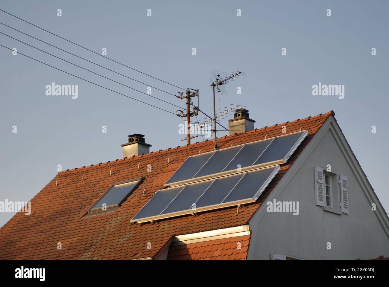 Neubau mit Solardach, Deutschland Stockfoto