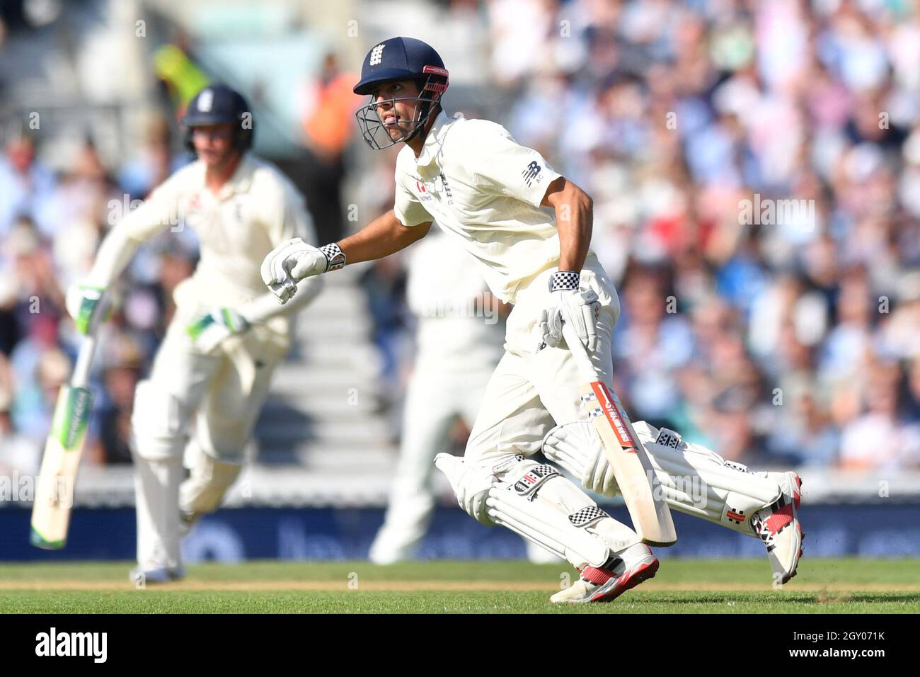 Englands Alastair Cook Fledermäuse zum letzten Mal, bevor er sich während des Testkampfes im Kia Oval, London, in den Ruhestand verabschiedet. Stockfoto