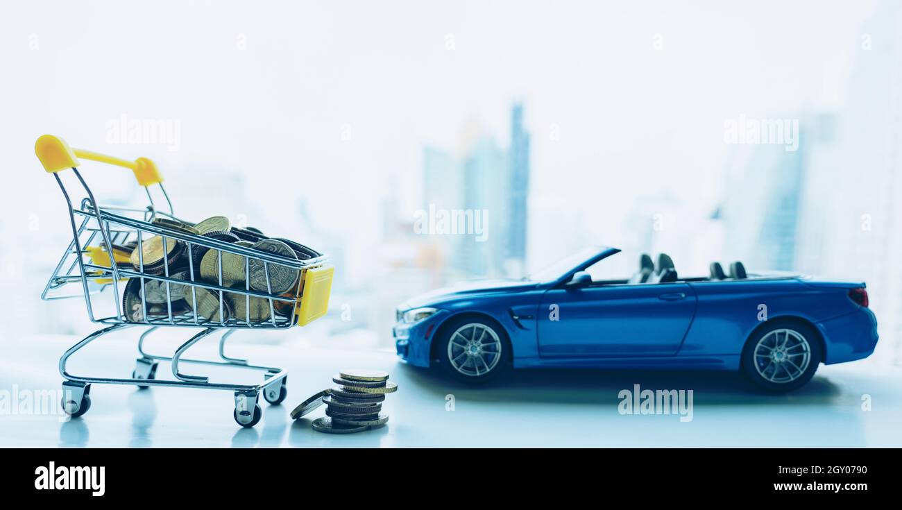 Geld sparen im Warenkorb für Auto-Darlehen. Nicht identifiziertes Miniatur-Spielzeug Sport Cabrio Luxus-Auto-Modell. Super Auto, das jeden Cent oder Cent wert ist. Transport Stockfoto