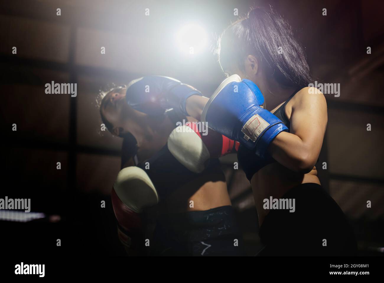 Zwei schöne Boxer Training hard.Girl trägt Boxhandschuhe Training im Fitnessstudio. Kämpfer Dame Boxer Training. Konzept über Sport und Menschen Leben stark. Stockfoto