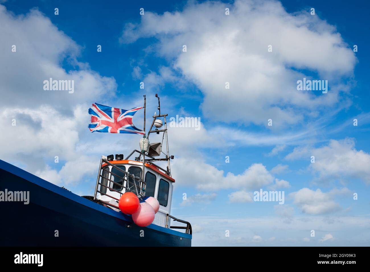 Ein britisches Fischerboot, das die Union Jack-Flagge am Strand von Deal, kent, führt Stockfoto