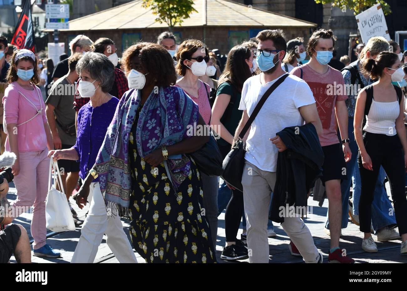 Freiburg Deutschland Menschen mit Covid Virus Pandemie Gesichtsmasken auf der Straße Stockfoto