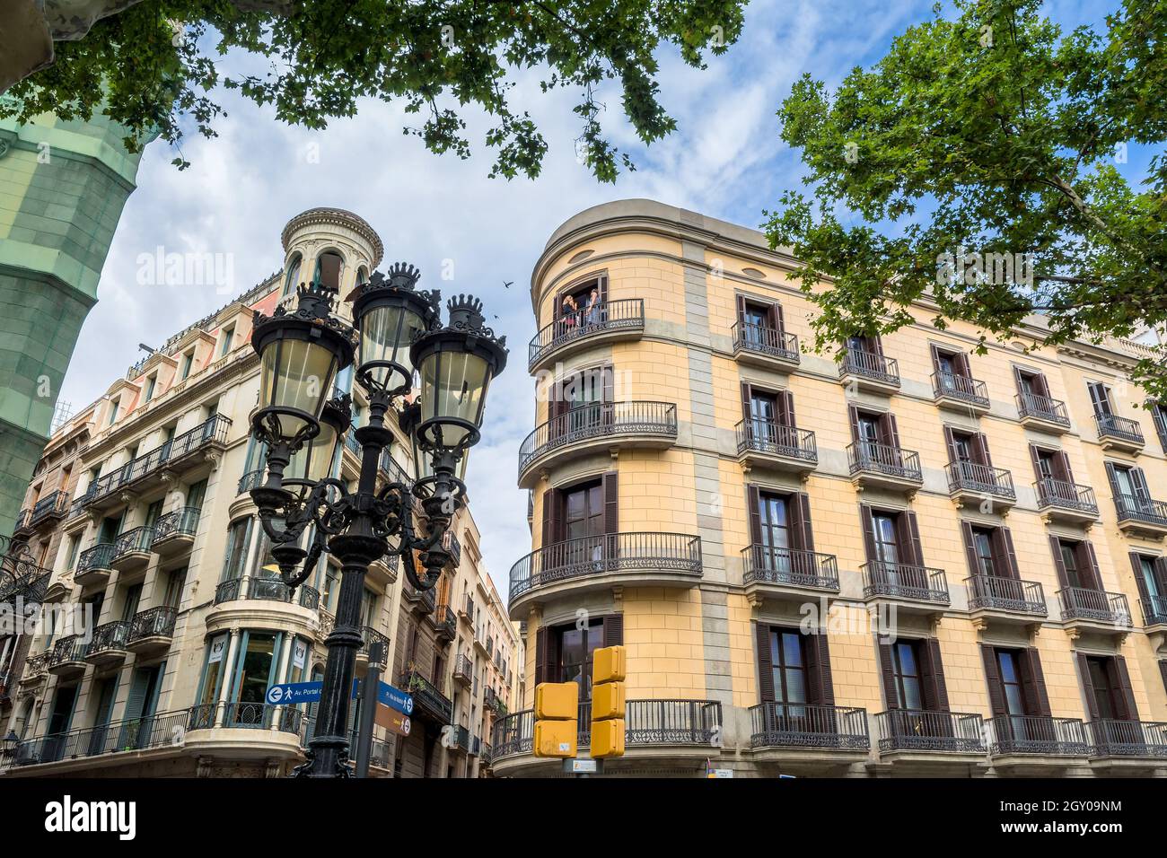 Barcelona, Spanien - 6. Juli 2017: Tagesansicht von Gebäuden gegenüber der berühmten Straße Las Ramblas in Barcelona, Spanien. Stockfoto