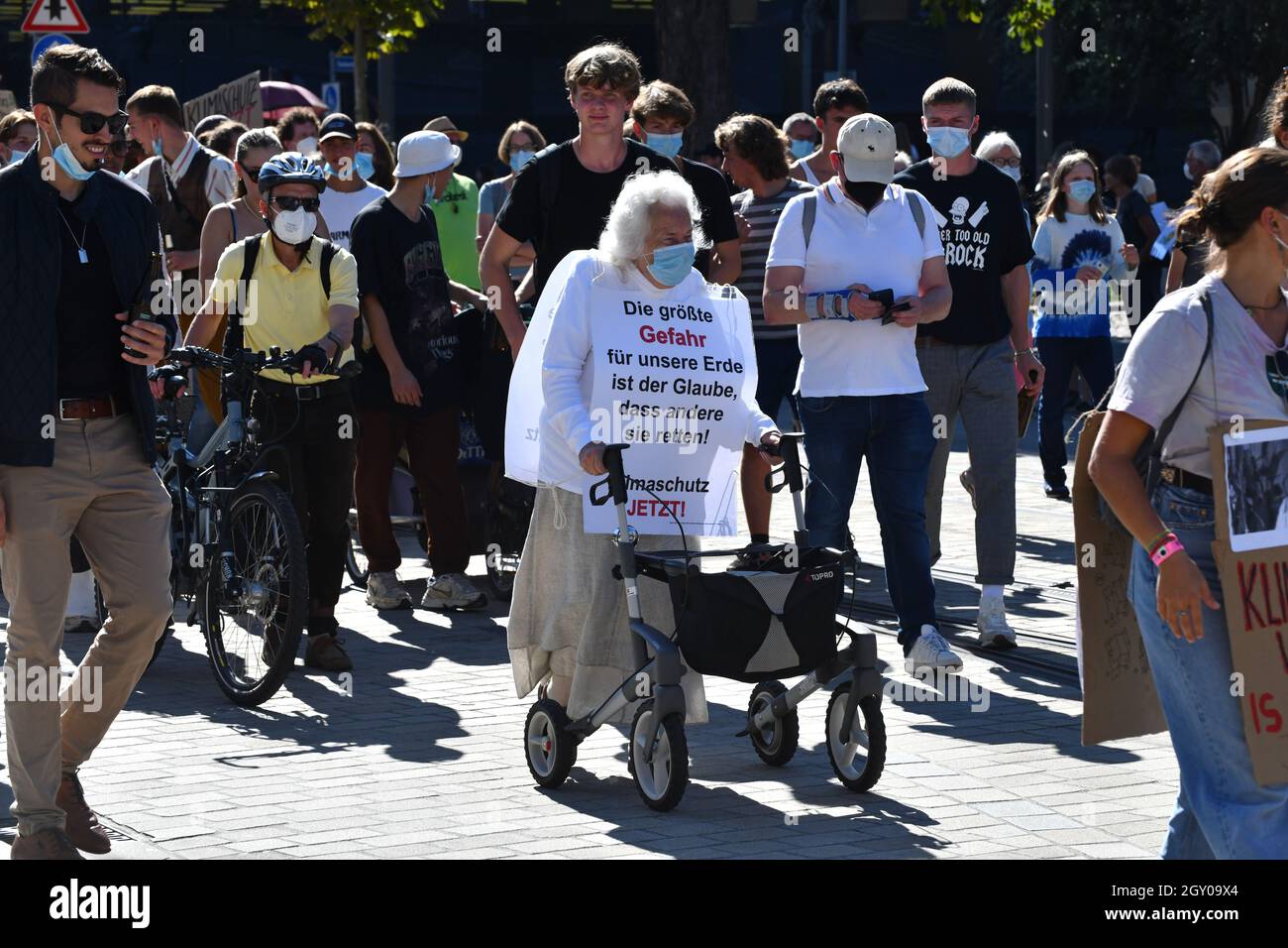 Junge und alte Menschen marschieren in Freiburg Deutschland Freitags für zukünftige Proteste Deutsche Klimaaktivisten demonstrieren gegen die globale Erwärmung Stockfoto