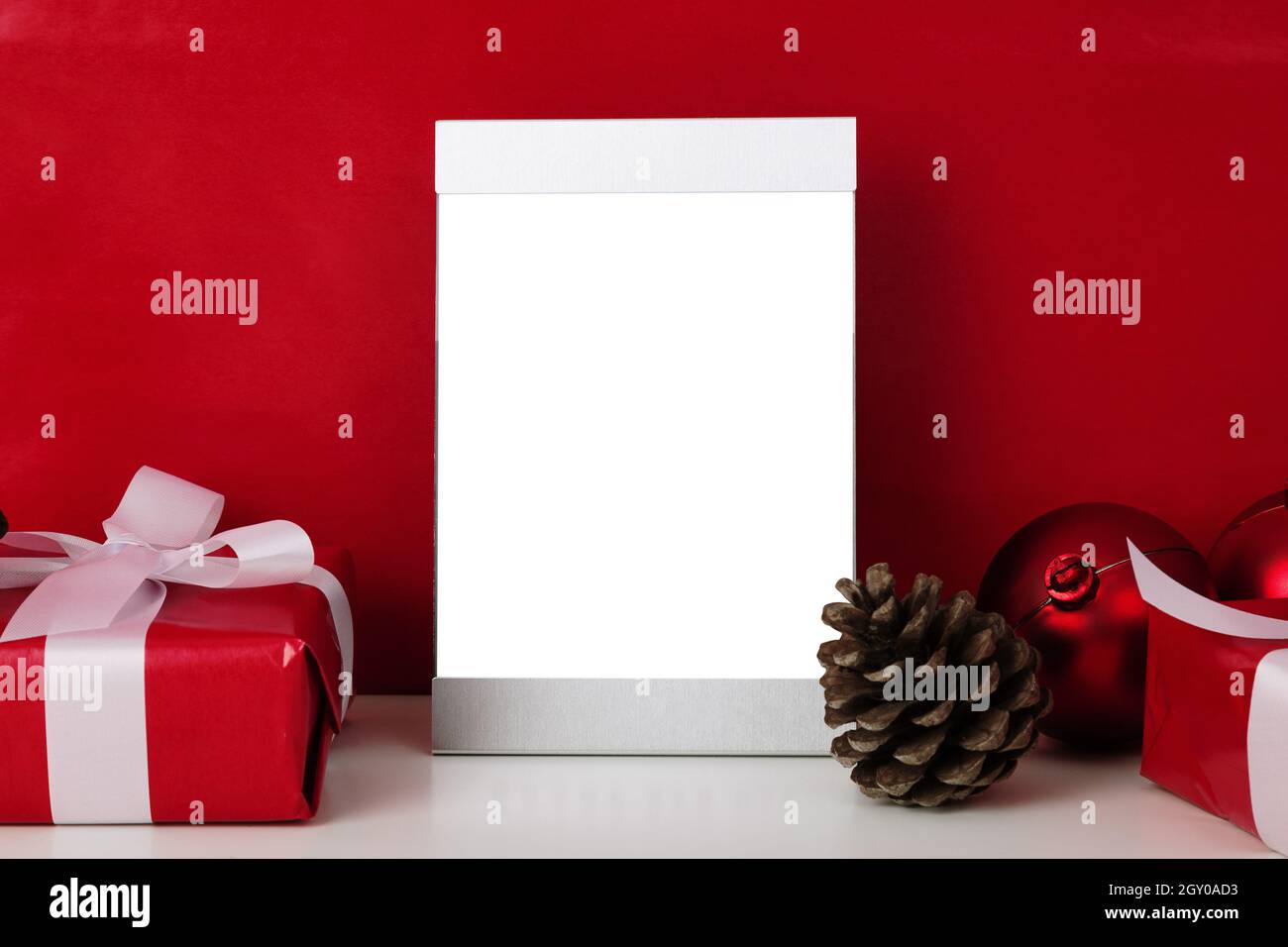 Blank silbernen Fotorahmen Mockup Schablone und weihnachtsdekoration auf rotem schwarzen Grund. Stockfoto
