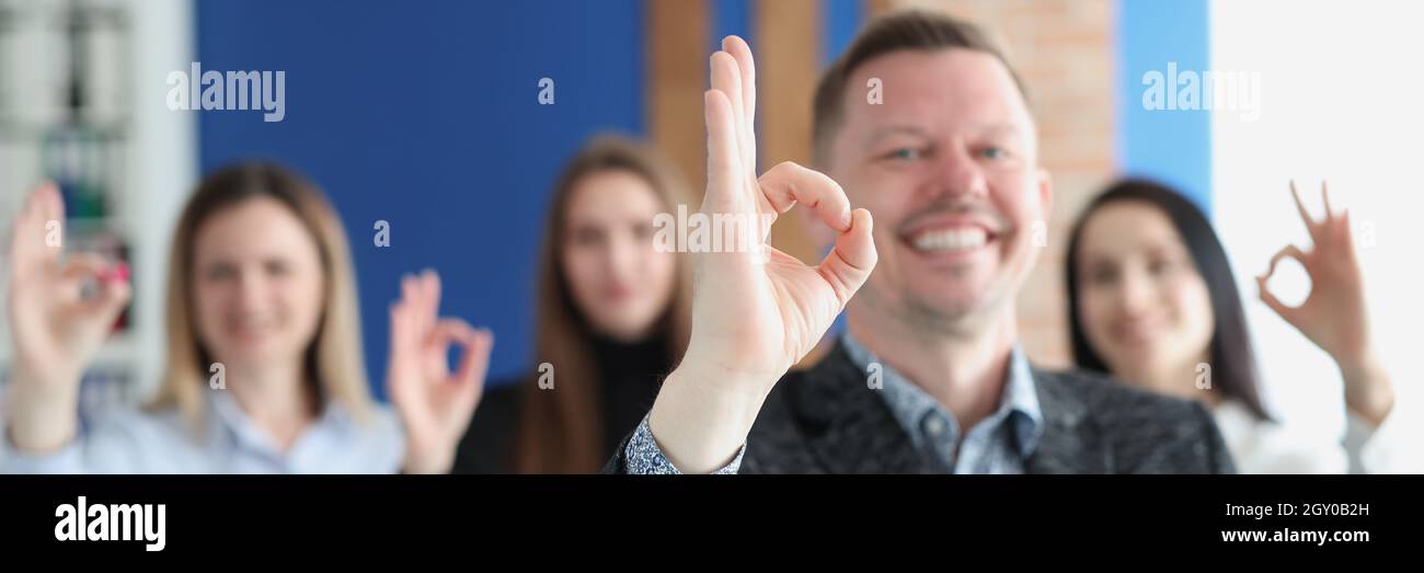 Gruppe von Geschäftsleuten zeigt Handgesten ok Nahaufnahme Stockfoto