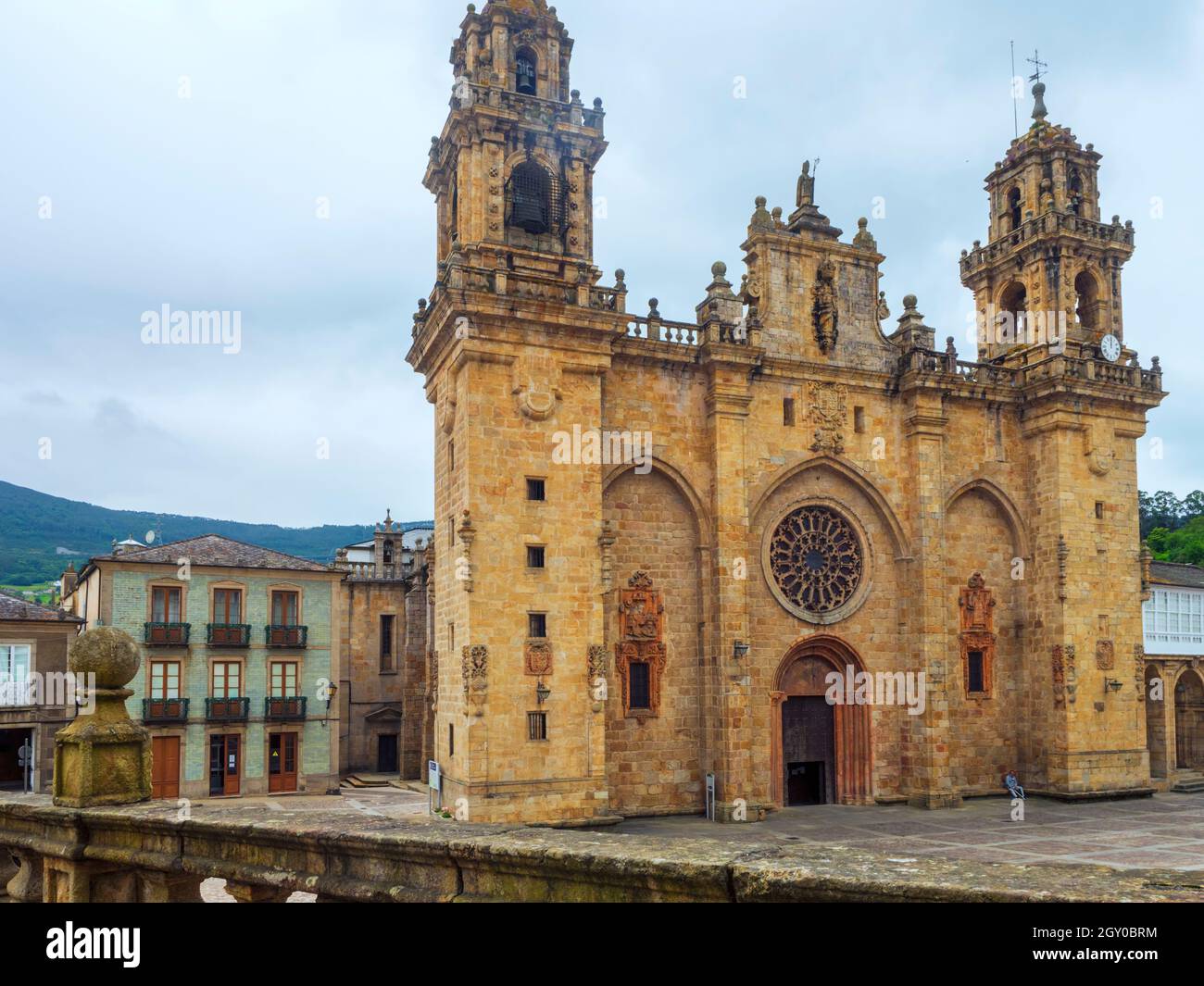 Platz in Mondoñedo mit seiner berühmten Kathedrale, einer der Pilger hält auf dem Camino de Santiago. Stockfoto