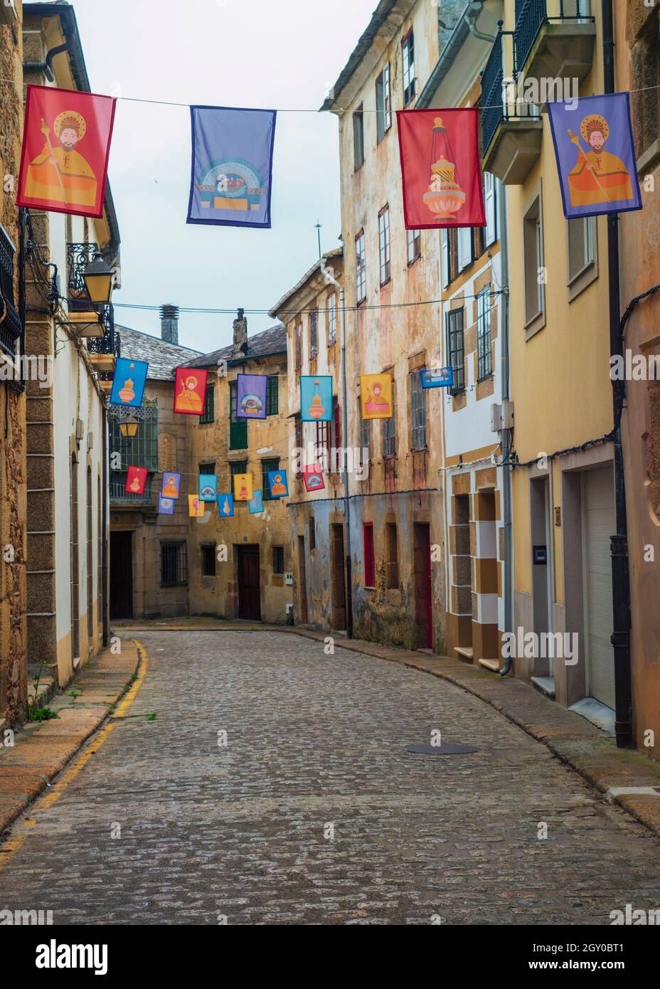 Die typische Straße der galizischen Stadt Mondoñedo ist bei den Feierlichkeiten zum Schutzpatron mit Fahnen geschmückt. Stockfoto