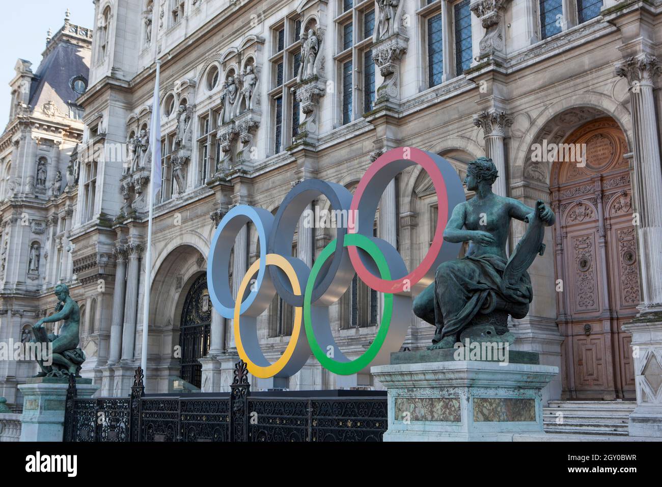 Paris, Frankreich, 4. Oktober 2021: Vor dem Hotel de Ville im Zentrum von Paris werden die Olympischen Ringe zur Feier der Olympischen Sommerspiele 2024 in der Stadt ausgestellt. Anna Watson/Alamy Live News Stockfoto