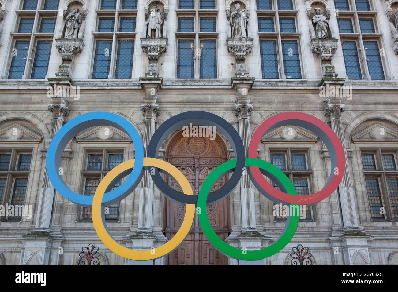 Paris, Frankreich, 4. Oktober 2021: Vor dem Hotel de Ville im Zentrum von Paris werden die Olympischen Ringe zur Feier der Olympischen Sommerspiele 2024 in der Stadt ausgestellt. Anna Watson/Alamy Live News Stockfoto