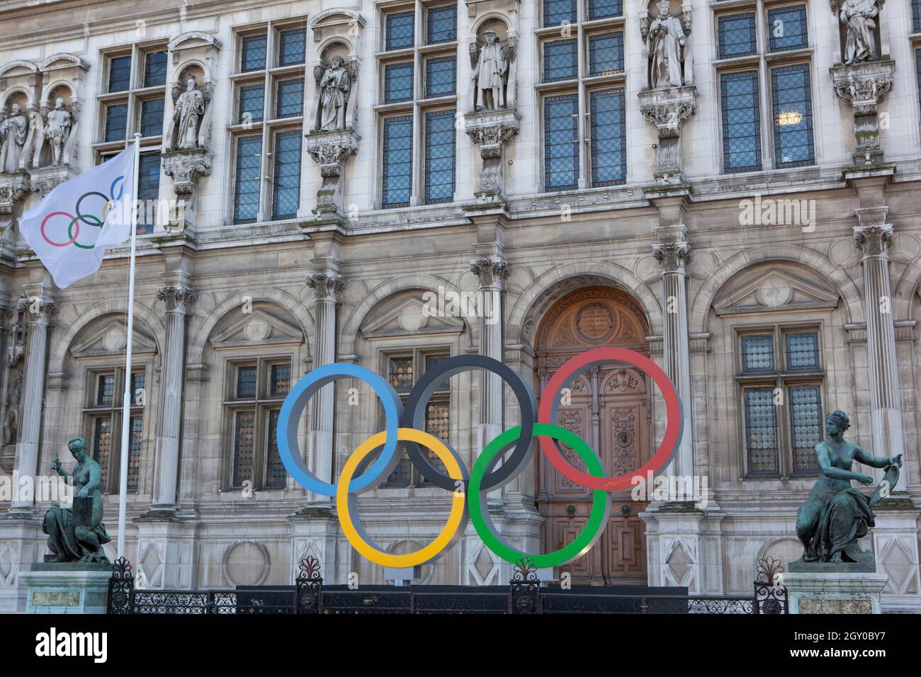 Paris, Frankreich, 4. Oktober 2021: Vor dem Hotel de Ville im Zentrum von Paris werden die Olympischen Ringe zur Feier der Olympischen Sommerspiele 2024 in der Stadt ausgestellt. Anna Watson/Alamy Live News Stockfoto