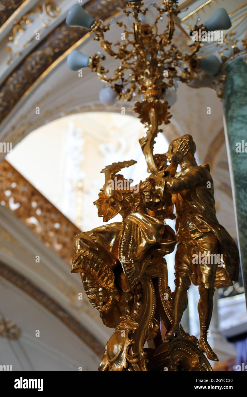 , - 16. Apr 2021: Eine vertikale Aufnahme der goldenen Tanzfigur des Paares im Opern- und Balletttheater Odesa, Ukraine Stockfoto