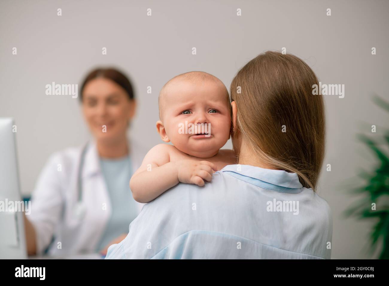 Frau und Neugeborene und Besuch eines Kinderarztes Stockfoto