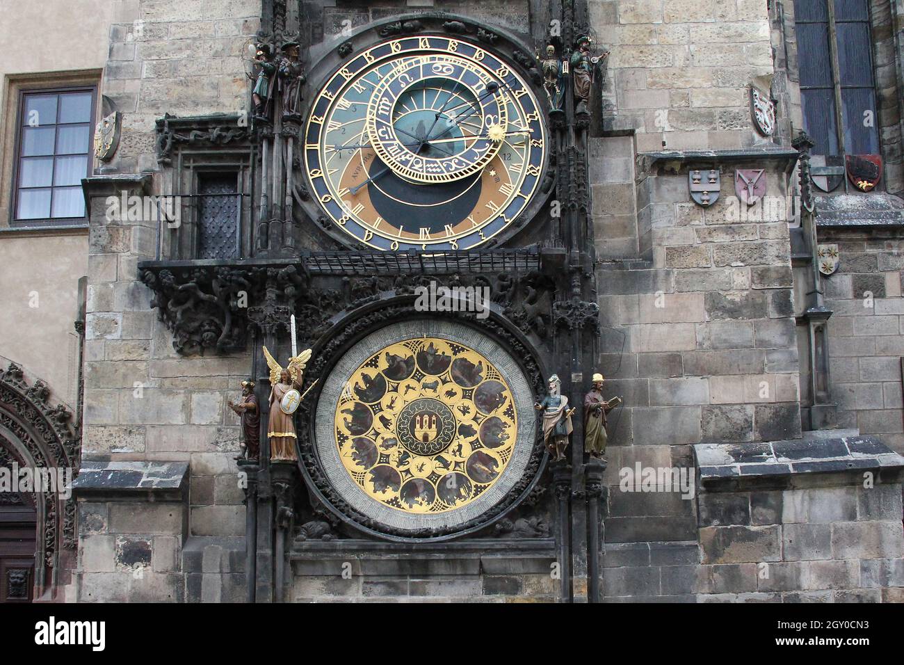 PRAG, TSCHECHIEN - 23. APRIL 2012: Die Prager Astronomische Uhr ist eine mittelalterliche Turmuhr, die an der Südwand des Alten Rathausturms auf dem montiert ist Stockfoto