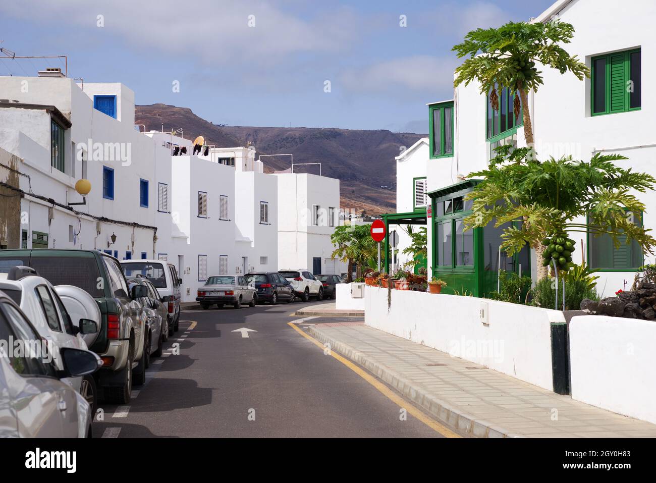 Hübsche Straße mit typischen weißen Häusern und grünen und blauen Fensterläden in Arrieta, Lanzarote Stockfoto