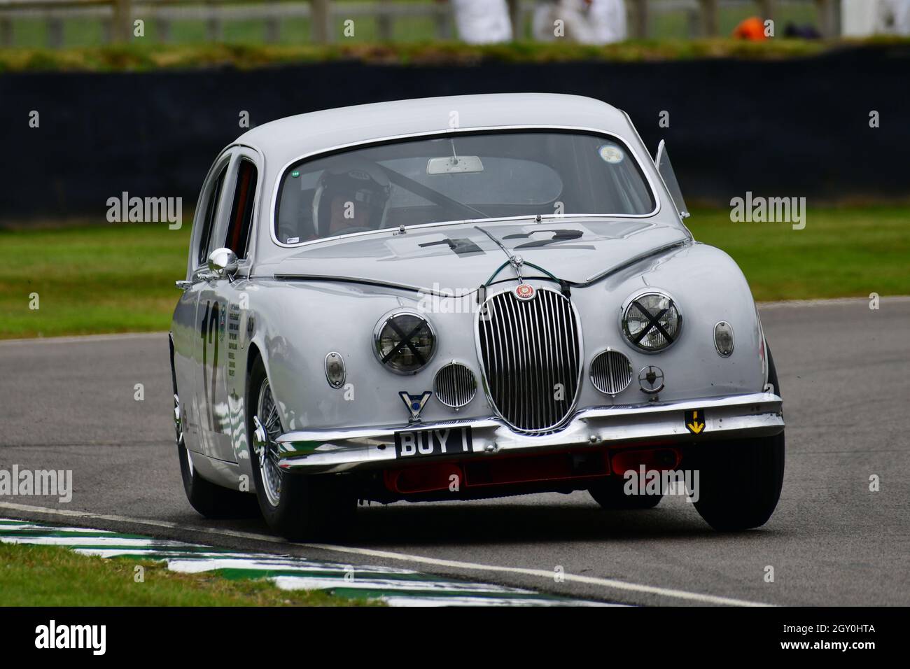 Ross Hyett, Grant Williams, Jaguar Mk1, St. Mary’s Trophy Race, Teile 1 und 2, Limousinen, die zwischen 1950 und 1959 auf die Strecke gingen, Goodwood Reviv Stockfoto