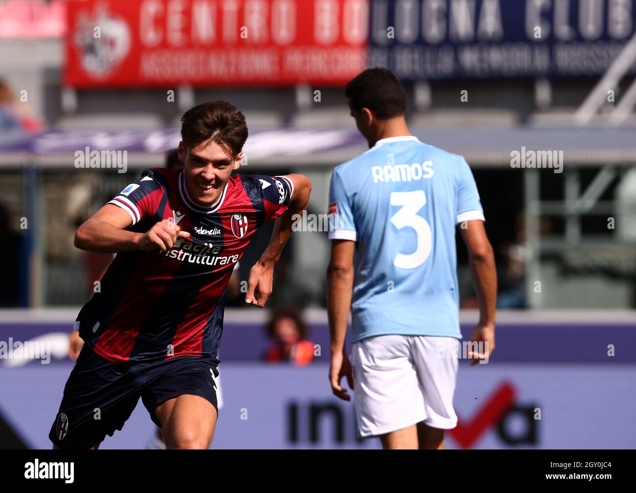 BOLOGNA, ITALIEN - 03. OKTOBER: Aaron Hickey vom FC Bologna feiert nach seinem Tor, während der Serie Ein Spiel zwischen Bologna FC gegen SS Lazio im Stadio Renato Dall'Ara am 3. Oktober 2021 in Bologna, Italien. (Foto nach MB-Medien) Stockfoto