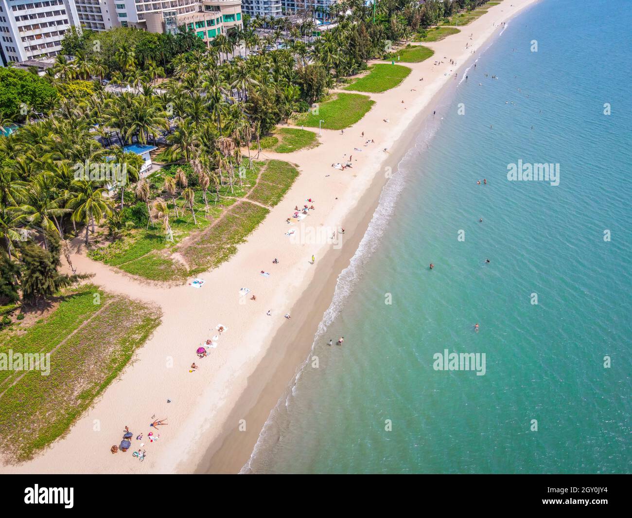 Luftdrohnenaufnahme des Strandes der Bucht von Sanya mit Touristen in Sanya Stadt Hainan Island China Stockfoto
