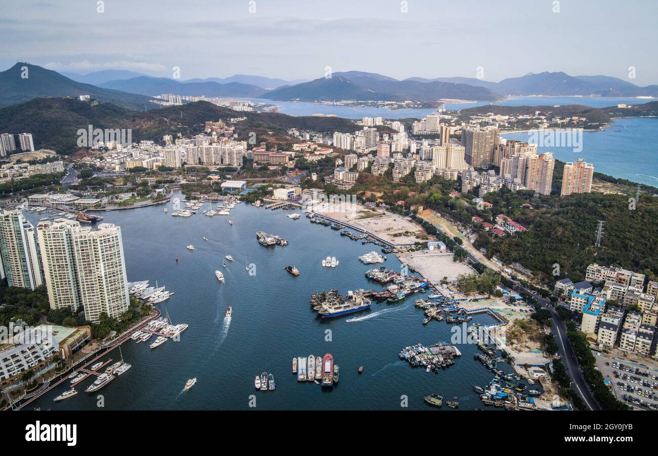Luftdrohne schoss das Stadtbild der Stadt Sanya mit Yachthafen und Gebäuden auf der Insel Hainan China Stockfoto