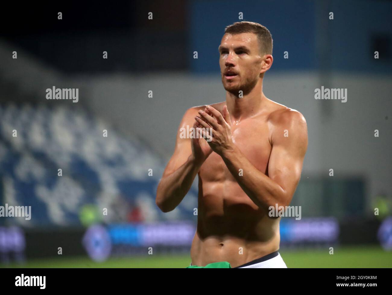 REGGIO NELL'EMILIA, ITALIEN - 02. OKTOBER: Edin Dzeko begrüßt die Fans für den Sieg, während der Serie Ein Spiel zwischen US Sassuolo und FC Internazionale im Mapei Stadium - Citta' del Tricolore am 2. Oktober 2021 in Reggio nell'Emilia, Italien. (Foto nach MB-Medien) Stockfoto