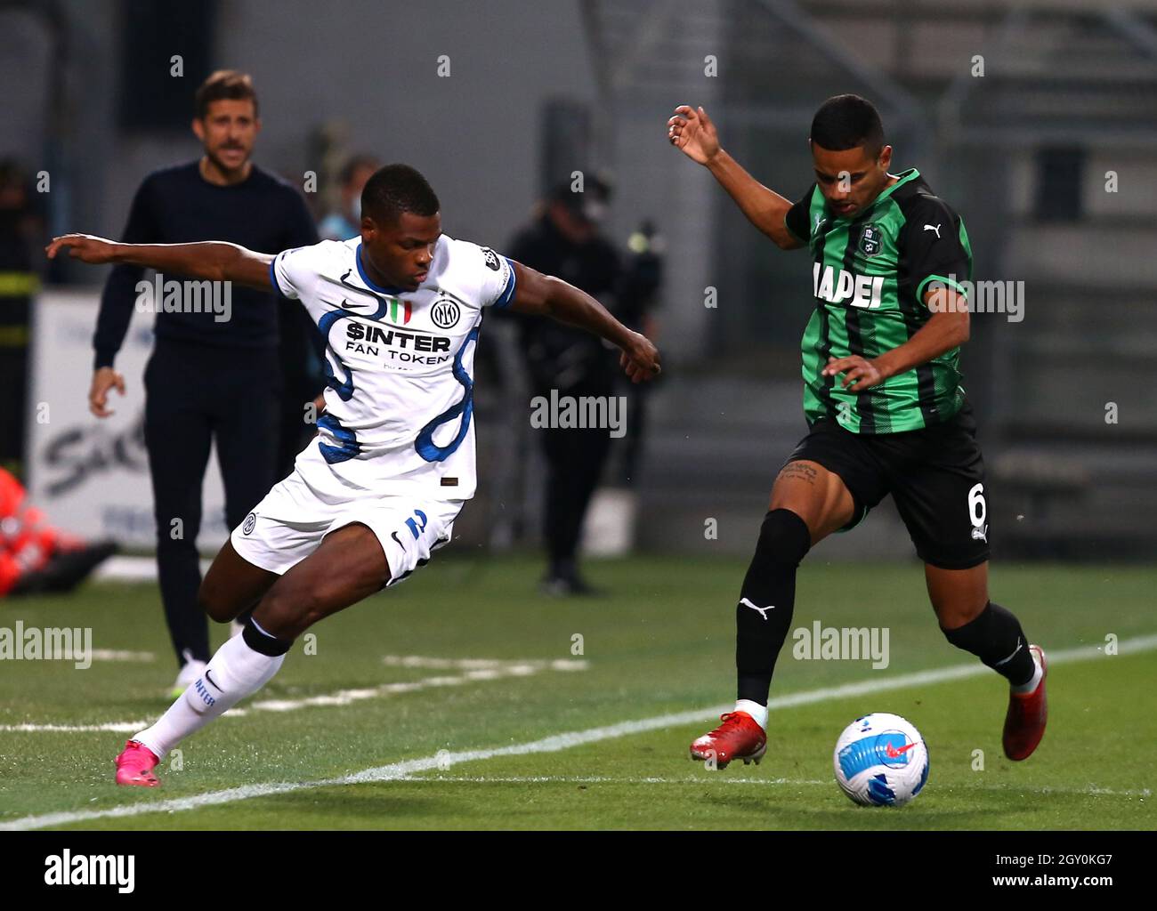 REGGIO NELL'EMILIA, ITALIEN - 02. OKTOBER: Denzel Dumfries vom FC Internazionale tritt am 2. Oktober 2021 in Reggio nell'Emilia, Italien, beim Spiel der Serie A zwischen US Sassuolo und FC Internazionale im Mapei Stadium - Citta' del Tricolore in Reggio nell'Emilia, Italien, um den Ball an. (Foto nach MB-Medien) Stockfoto