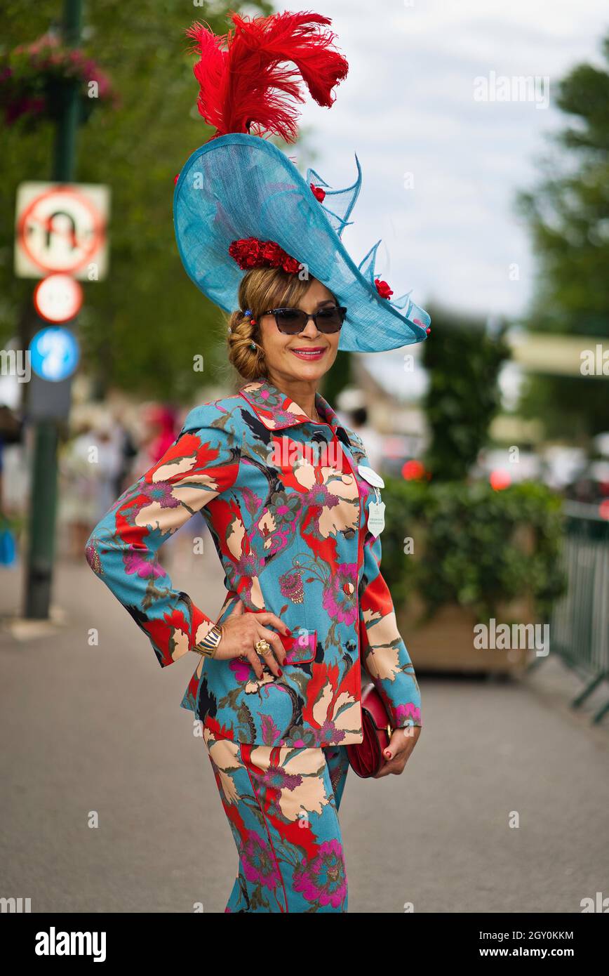 Inez Hernandez setzt auf einen extravaganten Hosenanzug mit passendem Federhut Stockfoto