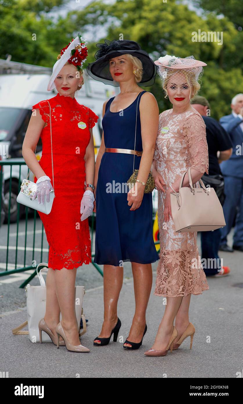 3 hübsche Frauen kommen am Ascot Ladies Day in einer eleganten und stilvollen Präsentation an Stockfoto