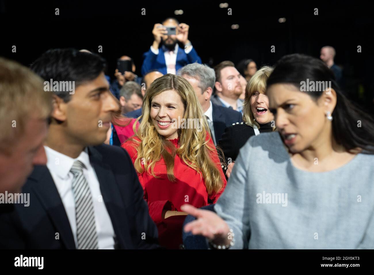 (Links-rechts) der Schatzkanzler Rishi Sunak, Carrie Johnson und Innenminister Priti Patel sehen zu, wie Premierminister Boris Johnson seine Keynote-Rede auf der Konferenz der Konservativen Partei in Manchester hält. Bilddatum: Mittwoch, 6. Oktober 2021. Stockfoto