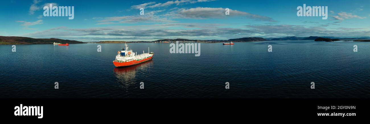 Luftpanorama die norwegische Küste nahe der Kaarsto LPG mit Gasträgern auf Ankerplatz. Stockfoto