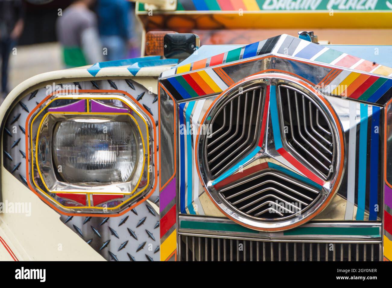 Vorderansicht eines bunten Jeepneys in den Straßen von Baguio City, Philippinen. Stockfoto Vorderansicht eines bunten Jeepneys in den Straßen von Baguio City, Philippinen. Stockfoto