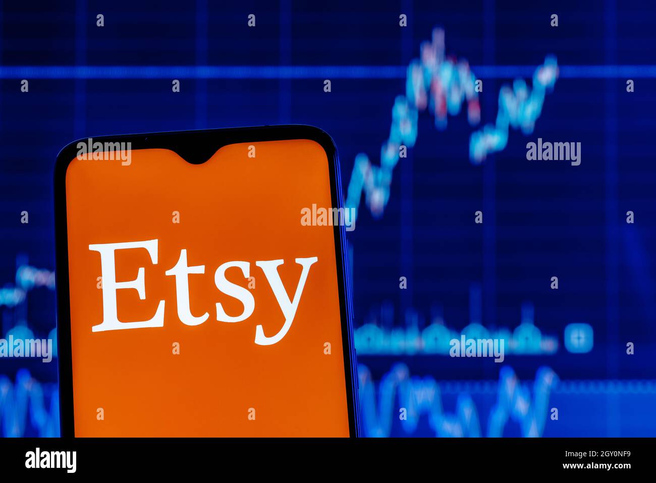 Smartphone mit Etsy-Logo auf dem Hintergrund der Aktienkarte. Stockfoto