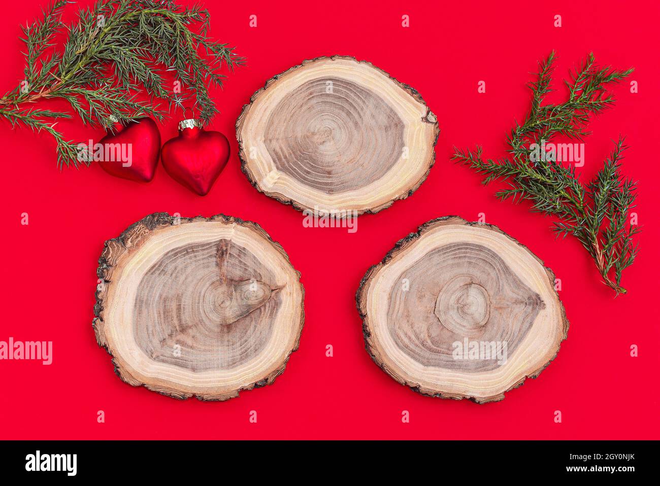 Rustikales Holzschild auf rotem Hintergrund, weihnachtsmockup Stockfoto