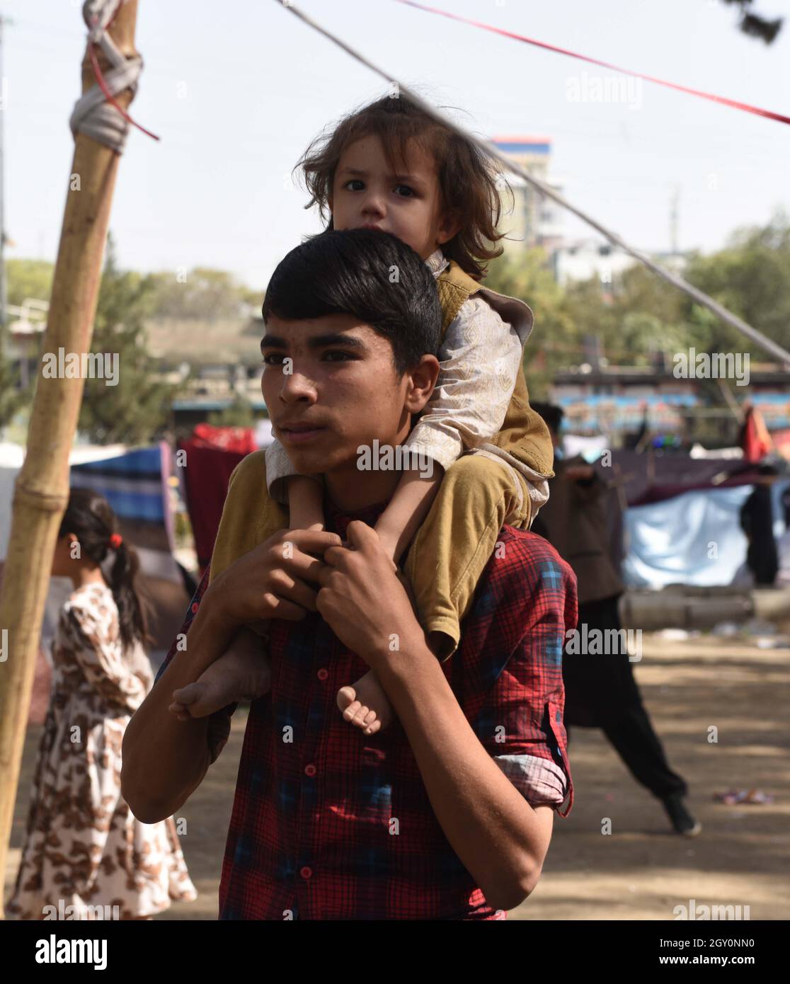 Kabul, Afghanistan. Oktober 2021. Vertriebene afghanische Kinder warten auf die Rückkehr nach Hause in Kabul, der Hauptstadt Afghanistans, 4. Oktober 2021. Obwohl der 20-jährige Krieg in Afghanistan beendet ist, hat der Schmerz gerade erst begonnen für viele vertriebene Afghanen, die mit harten Herausforderungen nach Hause zurückkehren wollen. Quelle: Mohammad Jan Aria/Xinhua/Alamy Live News Stockfoto