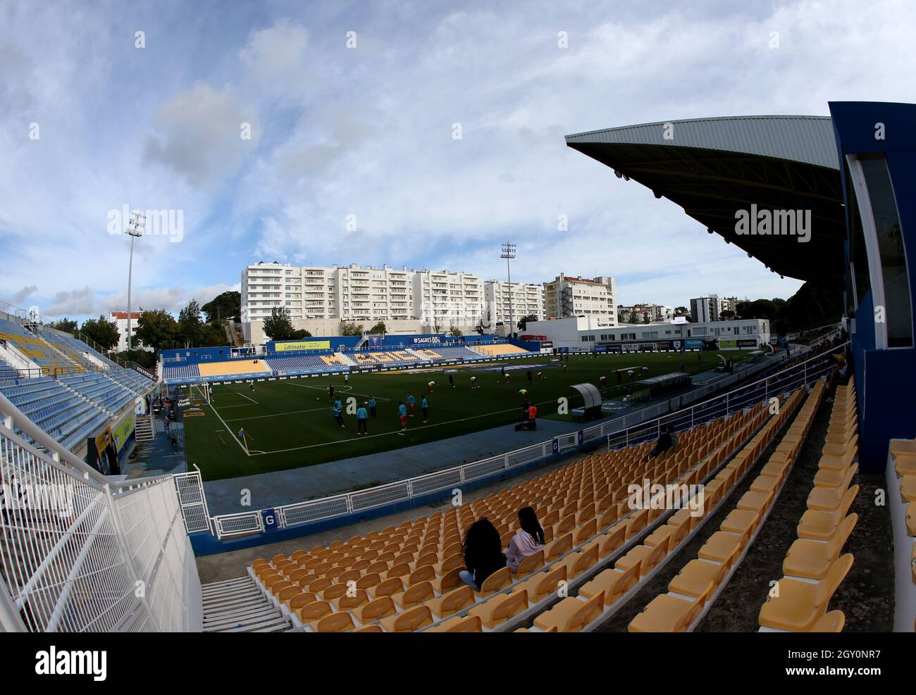 ESTORIL, PORTUGAL - 03. OKTOBER: Panoramablick auf Estadio Antonio Coimbra da Mota, vor dem Liga Portugal Bwin-Spiel zwischen GD Estoril Praia und dem FC Gil Vicente im Estadio Antonio Coimbra da Mota am 3. Oktober 2021 in Estoril, Portugal. (Foto nach MB-Medien) Stockfoto