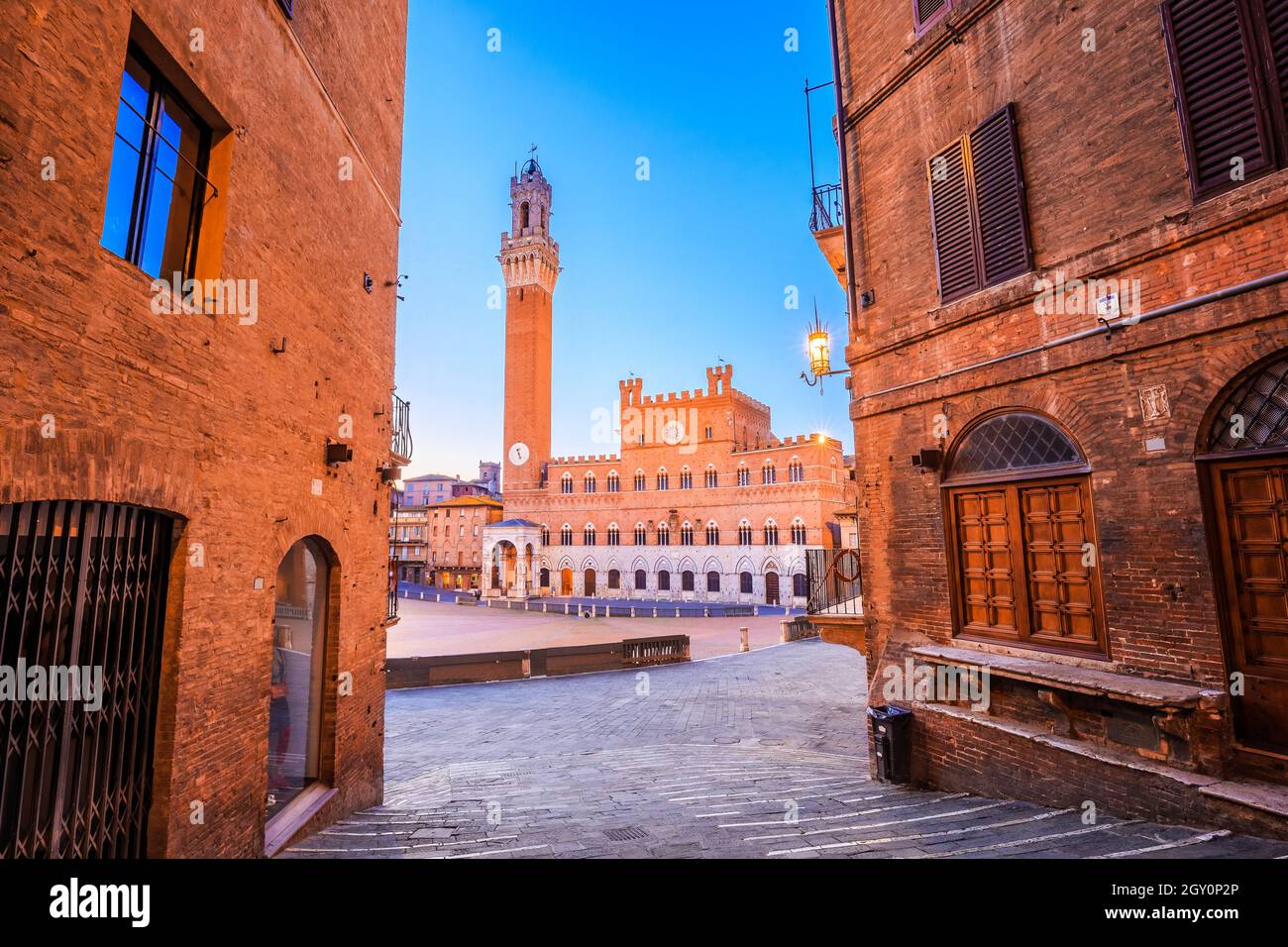 Siena, Italien. Piazza del Campo mit Palazzo Pubblico und Torre del Mangia. Stockfoto