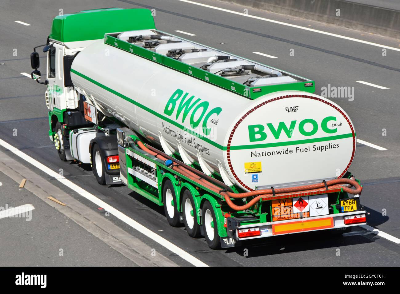 Von oben nach hinten und von der Seite aus eine Ansicht des LKW-LKW-LKW-LKW-Tankwagenservice von BWOC, der von einem landesweiten Kraftstofflieferanten für Geschäftskunden in Großbritannien angeboten wird Stockfoto