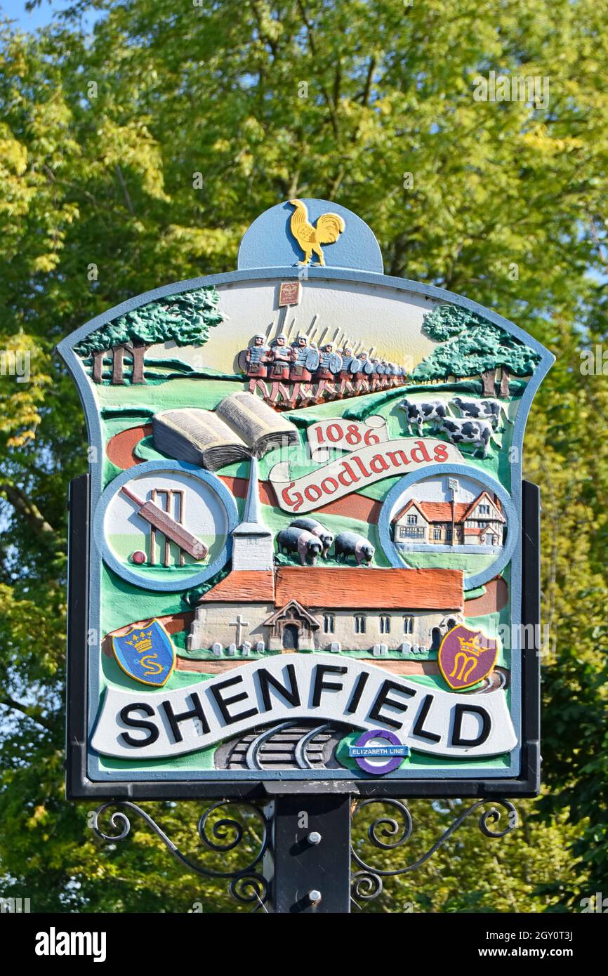 Nahaufnahme der Stadt Shenfield Zeichen historischer Referenzen aus der Römerzeit & Logo für die neue Crossrail Elizabeth Bahnlinie, die hier in Essex UK endet Stockfoto