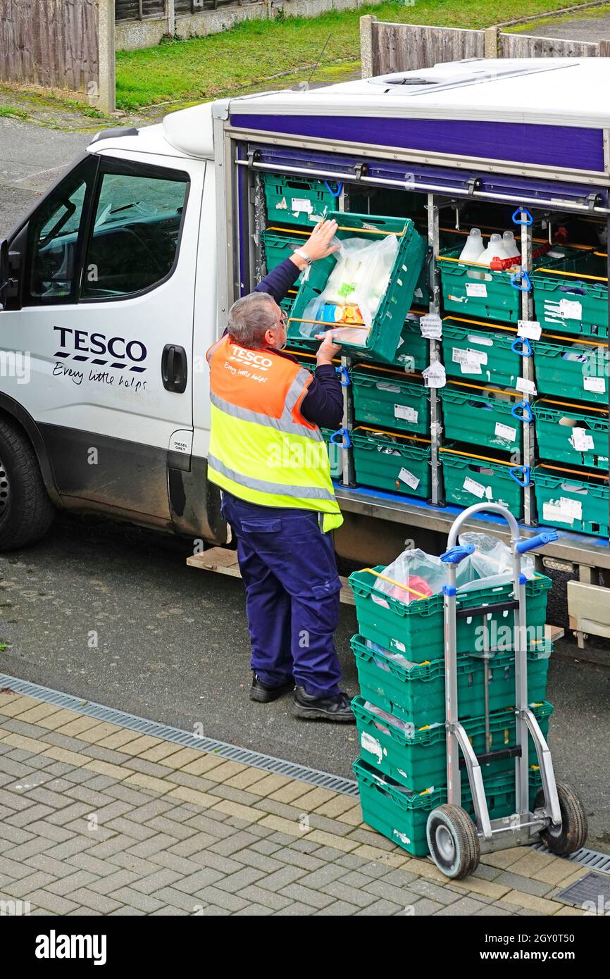 Tesco Supermarkt nach Hause Lieferung van offene Seite der Lebensmittel in  Lebensmittelkisten & Mitarbeiter Mann Fahrer Entladen  Online-Lebensmittelgeschäft einkaufen Fahren Sie auf den Trolley England UK  Stockfotografie - Alamy