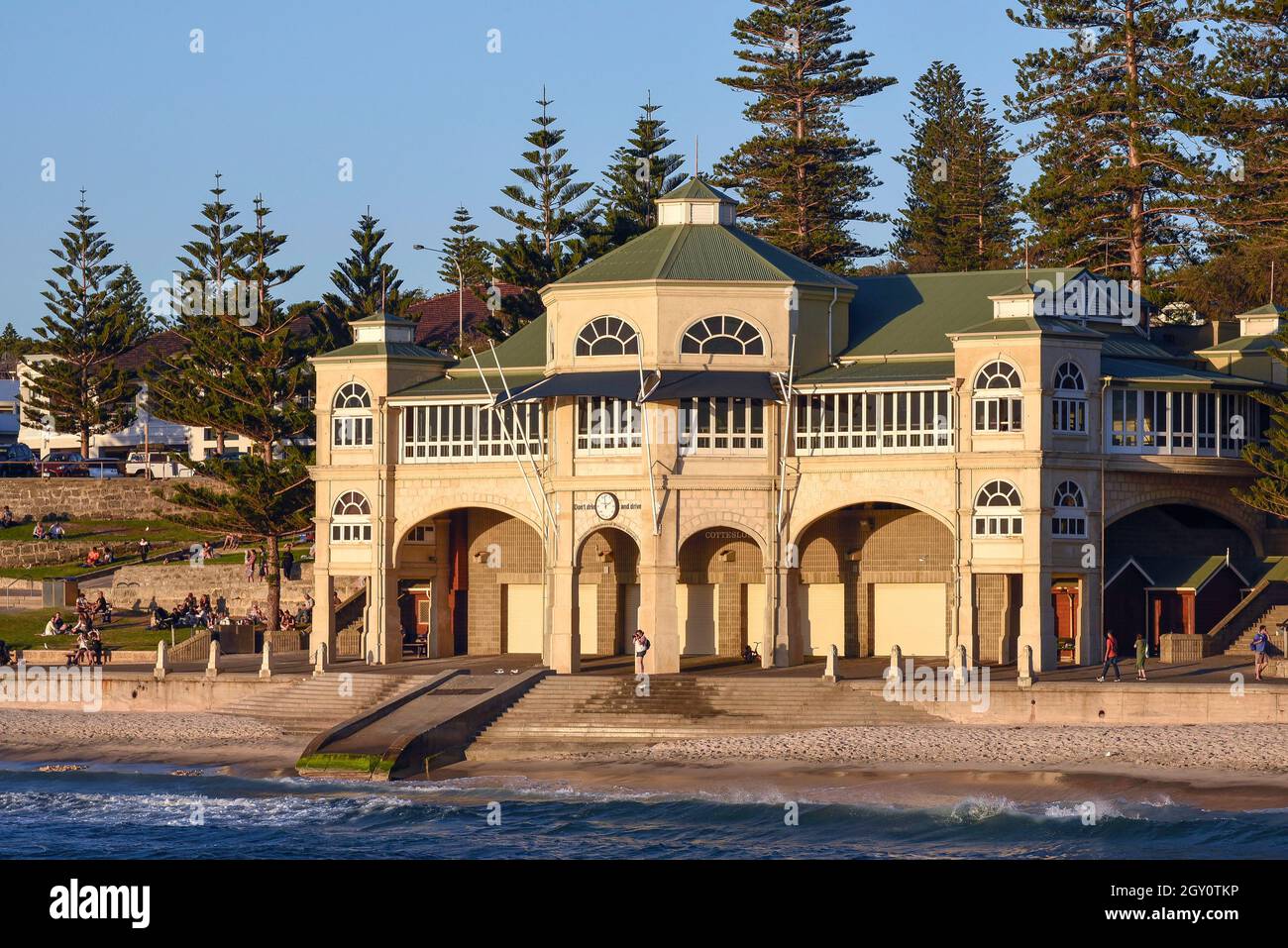 Western Australia, Perth. Der ikonische Cottesloe Beach Pavilion, der im Sommer immer noch von Surf-Rettungsschwimmern genutzt wird, um Schwimmer im Auge zu behalten - Cottesloe Indiana T Stockfoto