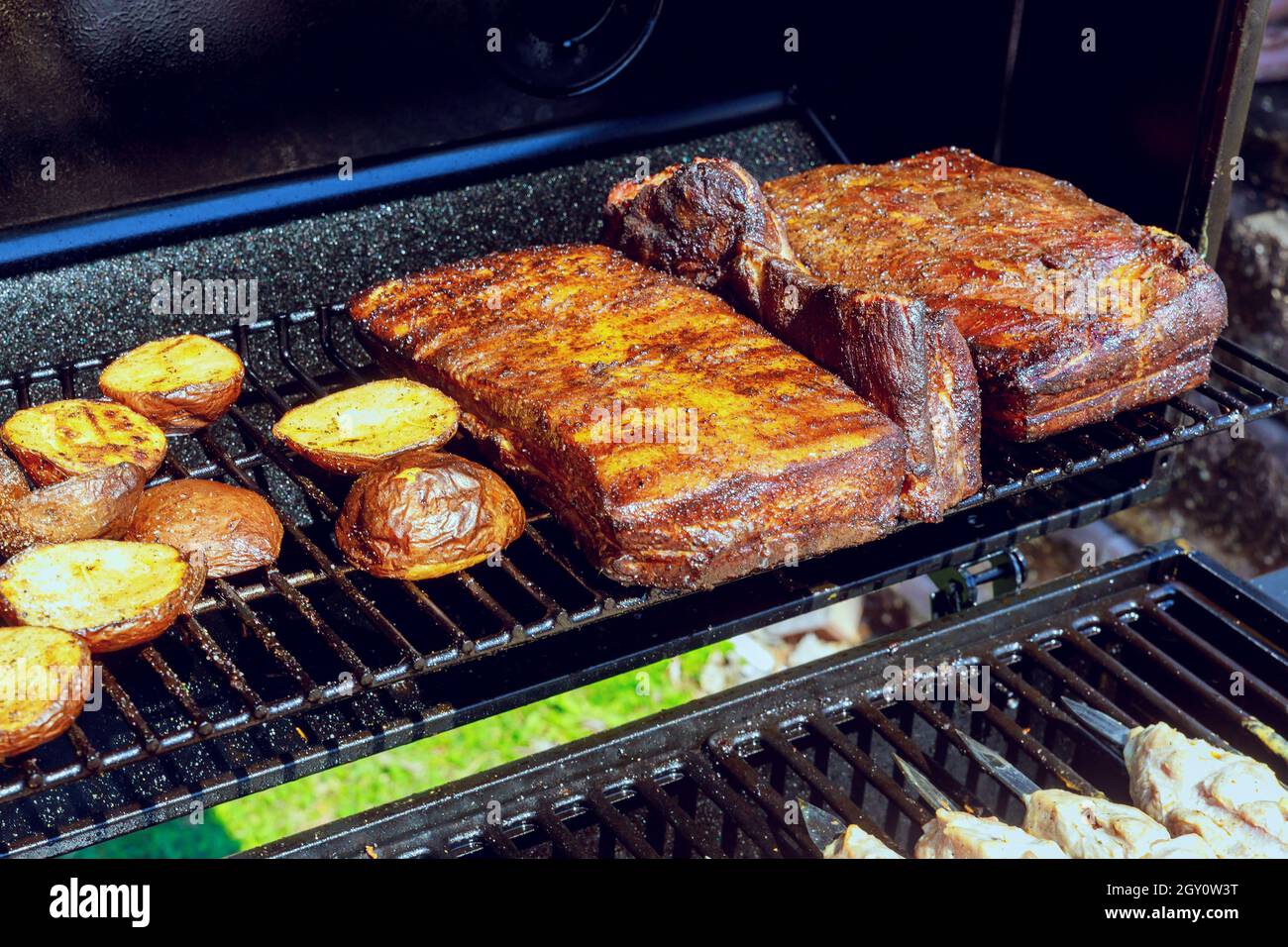 Fettig heißem gegrillter Speck fertig zum Verzehr Stockfoto